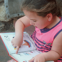 ילדה לומדת לקרוא