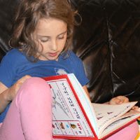 ילדה לומדת לקרוא